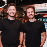 A dupla fundadores da rede Quiero Café e novos Ironmen, Felipe Ferreira e Matheus Fell, compartilham sua trajetória e sua experiência no esporte e nos negócios no encontro Lições do Ironman para a vida, a liderança e os negócios.
