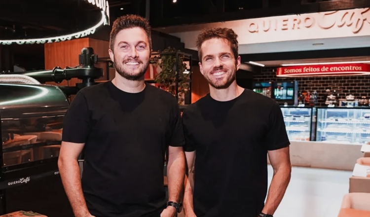 A dupla fundadores da rede Quiero Café e novos Ironmen, Felipe Ferreira e Matheus Fell, compartilham sua trajetória e sua experiência no esporte e nos negócios no encontro Lições do Ironman para a vida, a liderança e os negócios.